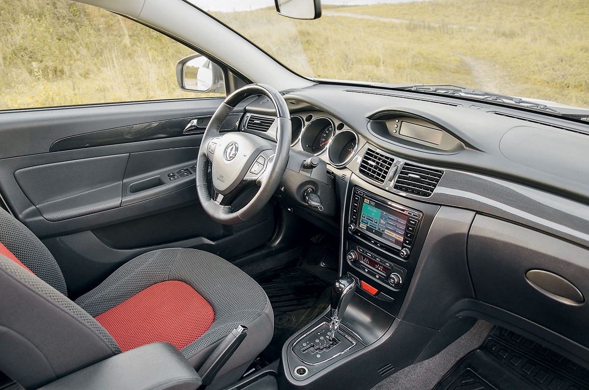 DFM, Dongfeng H 30 Cross против Lada Xray