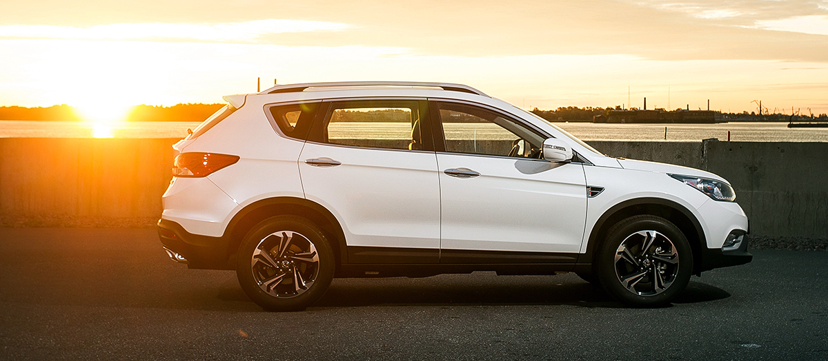 Dongfeng DFM AX7: Большой и белый