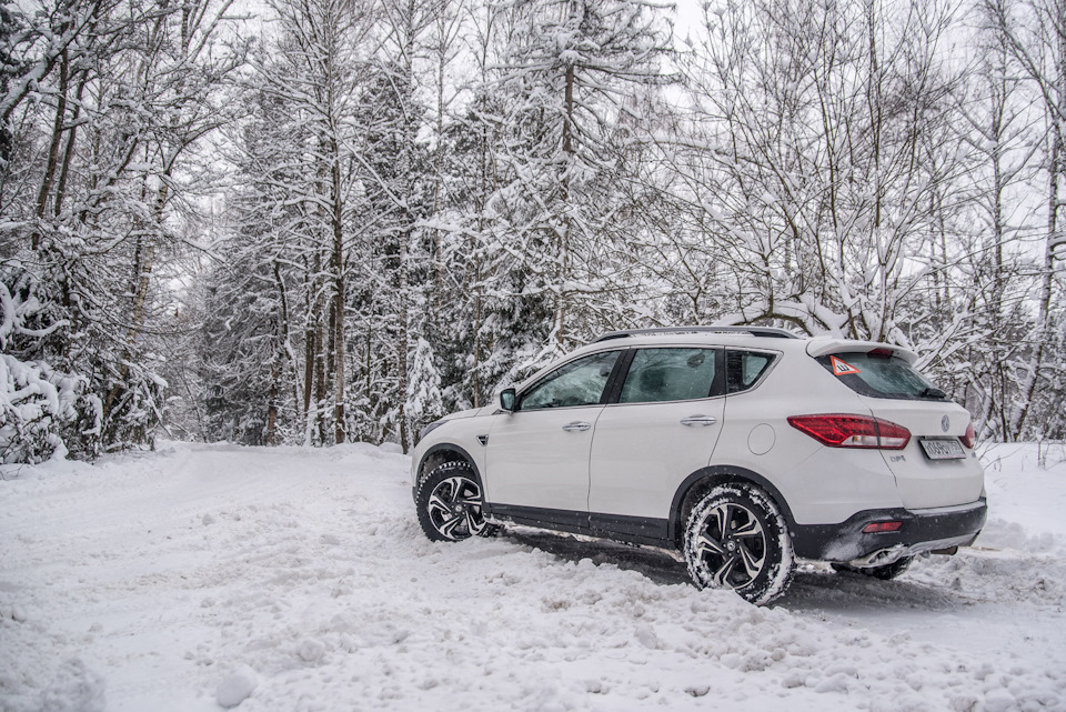 Тест-драйв Dongfeng DFM AX7. Много автомобиля за приемлемые деньги.